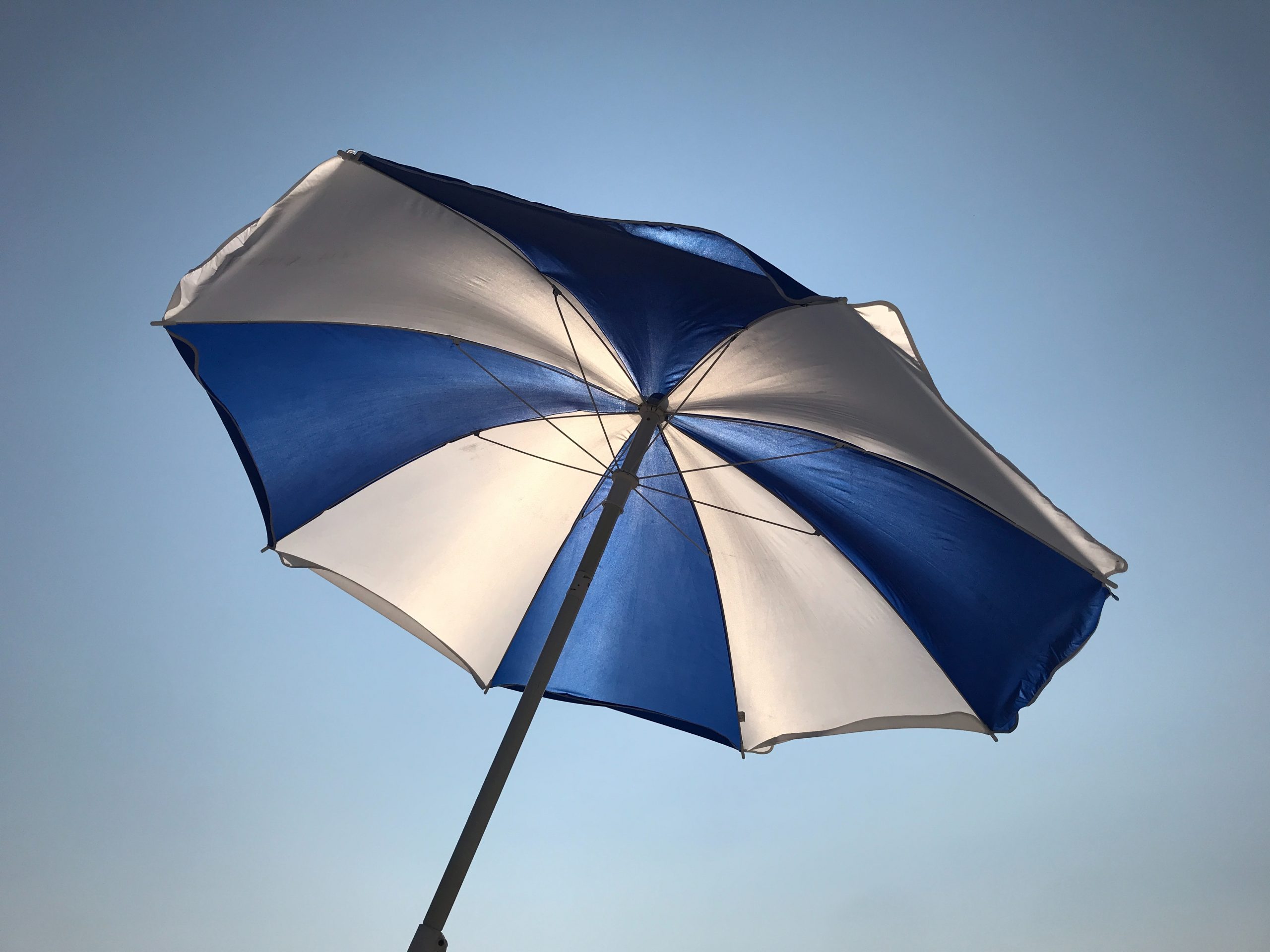 Зонтик раскрылся. Зонтик. Зонтик на пляже. Пляжный зонт. Зонт для пляжа.